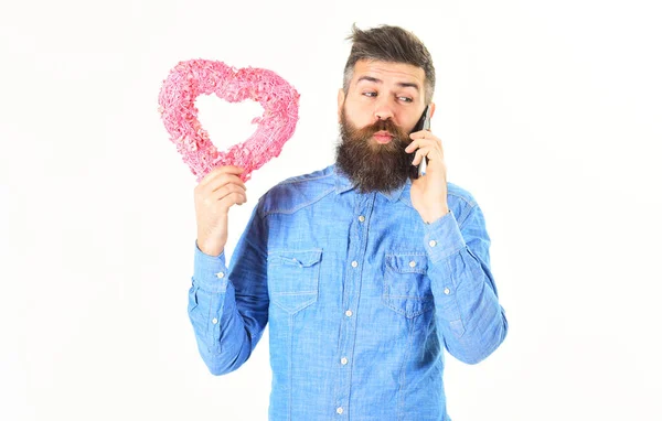Бородатий чоловік тримає подарунок і розмовляє по телефону . — стокове фото