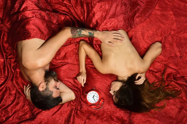 Para zakochanych w czerwonej pościeli. Seks i idealny poranek — Zdjęcie stockowe