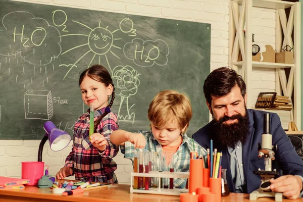 Conocimientos prácticos. Resultados medibles. Conocimiento básico. Experiencia y conocimiento. Estudia mucho. Pensamiento crítico y resolución de problemas. Cuidado y desarrollo infantil. Programa extraescolar del club de ciencias — Foto de Stock