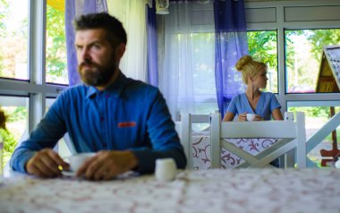 Ciddi yüzlü bir kadın randevusu yüzünden hayal kırıklığına uğradı.,