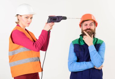 Mimar, erkek kafasında delik açıyor. Acı çek ve konsepte tahammül et.