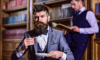 Takım elbiseli adamlar, dedektifler boş vakitlerini kütüphanede geçirirler..