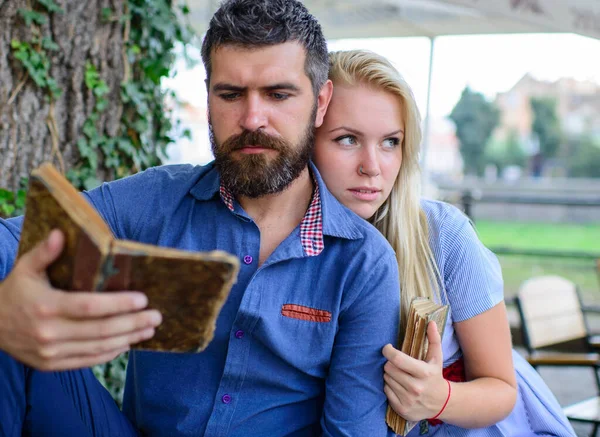 Handsome loving couple sitting in the summer park, — Stock Photo, Image