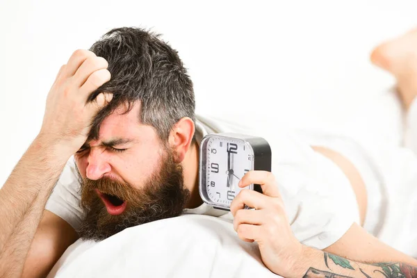 El hombre sufre por la mañana, fondo blanco. Hipster con barba —  Fotos de Stock
