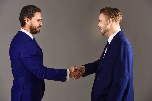 Les hommes en costume ou les hommes d'affaires se tiennent la main — Photo