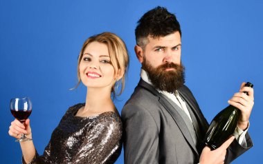 Birbirine aşık bir çift, gülen ve ciddi yüzlü şarap tadıyor.