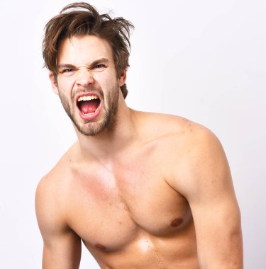 Seksi maço ya da kaslı ve formda vücut geliştirici..