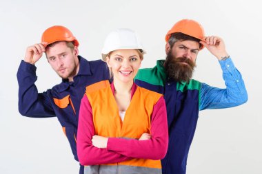 Takım ve liderlik kavramı. Kadın, sert şapkalı lider