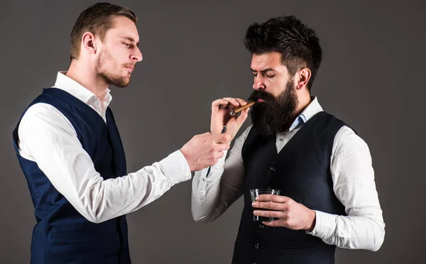 Ami, partenaire d'affaires, assistant aidant homme à la barbe cigare léger. — Photo