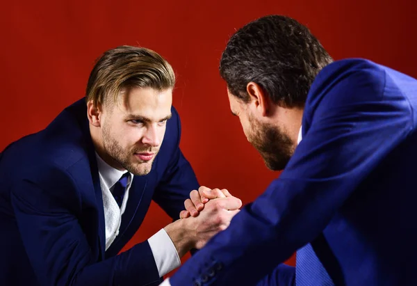 Confrontation of business leaders. Business rivalry concept — Stock Photo, Image