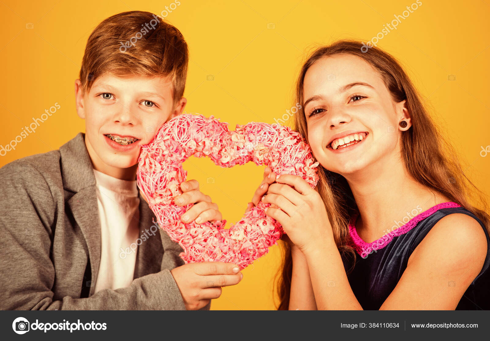 Komm In Mein Herz Gluckliche Kinder Halten Rosa Herz Gelb Hintergrund Geschenk Zum Valentinstag Souvenirladen Geschenkesuchen Liebe Und Freundschaft Das Einzige Geschenk Das Ich Dir Machen Kann Ist Mein Herz Stockfotografie