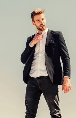 Proje yöneticisi çalışmaya hazır. resmi erkek modası. Modern yaşam tarzı. Kendine güvenen iş adamı Yakışıklı bir manken. Seksi maço adam. Erkek bakımı. Başarı kavramı. Sakallı adam iş stili.