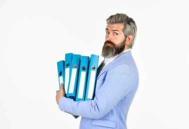 Yeniden sayım ve mali kontrol. Belgelerle çalış. Arşivleri ara. Evrak işleri. Fazla mesai. Proje müdürü. Proje yöneticisi. Proje belgeleri. Teslim tarihi konsepti. Adam dizinleri taşır