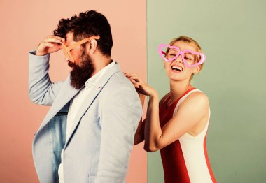 Yaz tatili ve moda. hippi adam ve kız parti gözlükleri. Ofis partisi. En iyi arkadaş ilişkileri. Arkadaşlık. Birlikte kutlayalım. Sakallı adam ve güzel kadın. Parti eğlencesi. Birbirine aşık çiftler