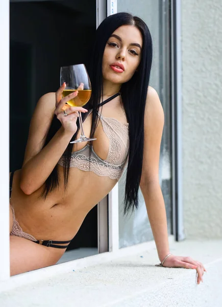 Rico chique sexy. Mulher morena sexy atraente em lingerie beber vinho em vidro. retrato com copo e champanhe. Mulher relaxando em casa. Conceito de vida de luxo. Uma rapariga com quem sonhas. sutiã e calcinha — Fotografia de Stock