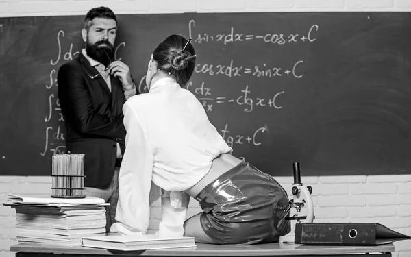 誘惑に立ち向かう。先生や学生の後ろのビューを誘惑.官能的な女性は髭の男を誘惑します.誘惑の学校だ誘惑と挑発。誘惑の概念 — ストック写真