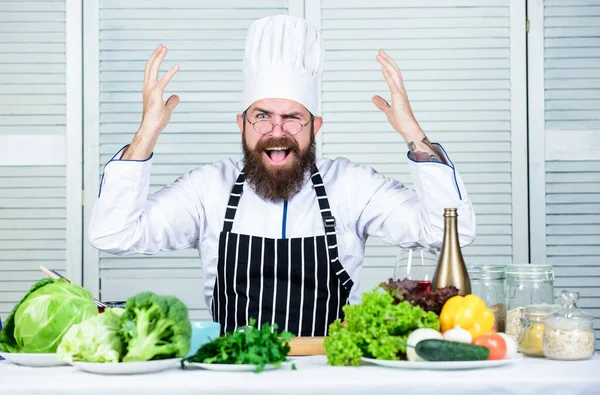 Hälsosam mat. Gammal hipster med skägg. Vegetarisk sallad med färska grönsaker. Ekologisk kost. Kulinariska rätter. Vitamin. arg skäggig man. Kockrecept. Under kontroll — Stockfoto