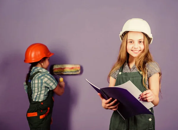 建築家。ハード帽子の子供労働者。子供の発達。将来の職業。自分自身を向上させるツール。修理だ。ワークショップで一緒に修理する小さな女の子。幸せな建築家。建築家 — ストック写真