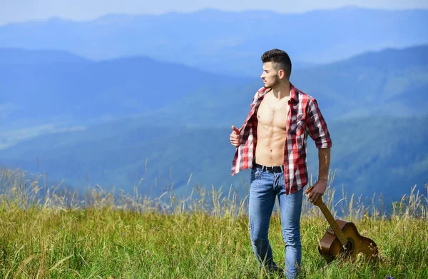 Aria fresca di montagna. Esplorare la natura. Bellezza della natura. Cerco ispirazione. Camminando da solo. Un uomo con la chitarra che cammina sulla montagna. Destinazioni di vacanza. Guy escursionista godere di natura pura — Foto Stock