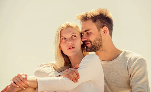 Romance de verano. Amor familiar. Historia de amor. Relaciones románticas. Pareja enamorada. Hombre y mujer día soleado al aire libre. Amor verdadero. Concepto de ternura. Disfruta cada momento. Gente romántica pacífica. Disfrutar — Foto de Stock