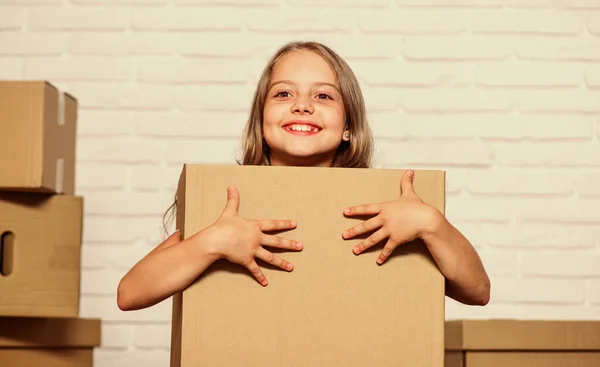 Packaging things. Move out concept. Delivering your purchase. Kid moving out. Moving routine. Prepare for moving. Rent house. Real estate. Make moving easier. Girl small child carry cardboard box — 스톡 사진