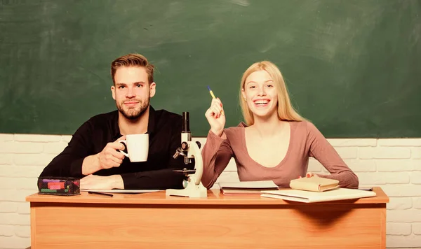 Migliorare me stesso attraverso l'istruzione. Educazione a casa. Scuola moderna. Giorno della conoscenza. Un paio di uomini e donne in classe. Torniamo a scuola. Vita studentesca. Lezione e lavagna. Giornata degli insegnanti. Coppia felice — Foto Stock