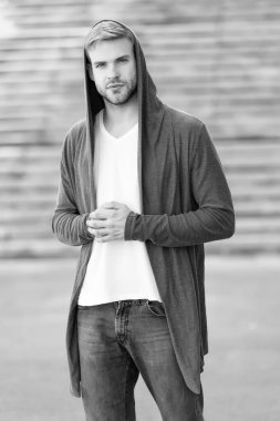 Günlük rahat giysiler. İyi giyinmenin zevki harika. Erkek modası etkisinde. Moda mankeni genç adam. Sokak tarzı kıyafet. Kapüşonlu, kentte yaşayan yakışıklı bir adam. Moda eğilimi