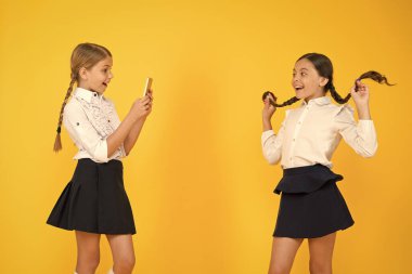 Sosyal medya pazarlama. Modern teknoloji. Dijital influencer. Küçük blogcu. Blogger okulu. Kız öğrenciler akıllı telefon fotoğraf çekmek kullanın. Hayat online. Uygulama akıllı telefon. Kişisel blog. İçerik oluşturma