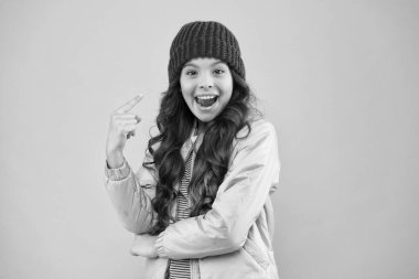 Buradaki en havalı insan. Kış alışverişi. Mutlu bir çocukluk. Moda bir aksesuar. Kışın kalın giyin. Soğuk kışa hazırım. Aksesuar dükkanı. Kaygısız ve mutlu. Küçük çocuk kabarık ceket giyer.