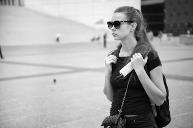 Kitap müzesi biletleri. Seyrüsefer. Turistler kağıt yaprak haritası kullanırdı. Sırt çantası navigasyon için kağıt harita kullanır. Kız turist haritayla şehri keşfediyor. Kadın kentsel mimari arka plan kopyalama alanı