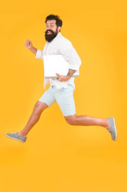 Serbest çalışmanı başlat ve devam et. Havada sakallı adam. Enerjik serbest çalışan sarı arka plan. Hipster serbest çalışır. Serbest çalışan biri. Serbest veya uzaktan kumandalı. Serbest Çalışmalar