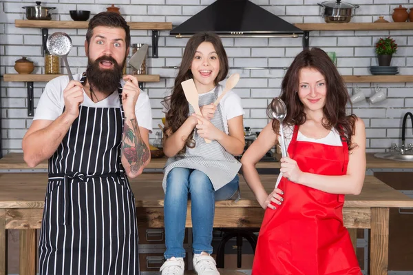 Familj i köket gör frukost tillsammans. liten flicka ha kul med mamma och pappa. Mamma far och barn matlagning. Dags för familjeband. lycklig familj i köket. bästa laget någonsin — Stockfoto