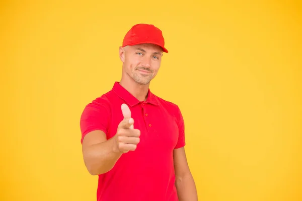 Ik kies jou. Happy man wijzend vinger rechte gele achtergrond. Wijzende index gebaar en gebaar. Wijzen en promoten. Marketing en reclame. Wijze van aandacht trekken — Stockfoto