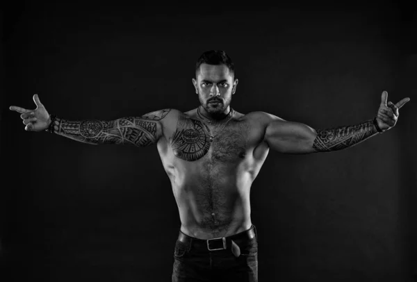 Torso nu sexy com seis abdominais pack. Esporte conceito de musculação treino. Homem macho sem camisa. Retrato de moda de um tipo desportivo brutal. Desporto e fitness. Homem com corpo tatuado. Bem-vindo ao meu mundo — Fotografia de Stock