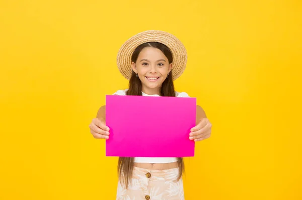 ¡Mira esto! campamento de verano para niños y actividades festivas. copiar espacio para el anuncio. niña pequeña en sombrero de paja de moda. tendencias de moda de verano. descuento adicional en la venta de verano. invitaciones fiesta de verano — Foto de Stock