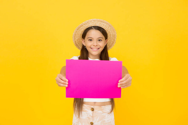 Ты только посмотри. детский летний лагерь и фестивали. копировать место для рекламы. Маленькая девочка в соломенной шляпе. летние модные тенденции. дополнительная скидка на летнюю продажу. приглашения на летние каникулы