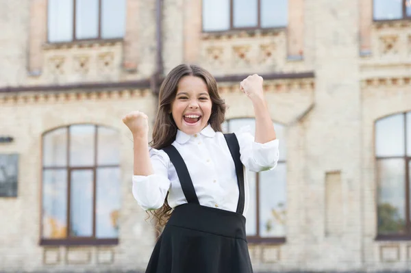 Glad barndag. Det är vår. elegant utseende skolflicka. En retrograbb i uniform. elev i vintagekläder. Tillbaka till skolan. Glad skönhet utomhus. barnmode och shopping. För ett framgångsrikt liv — Stockfoto