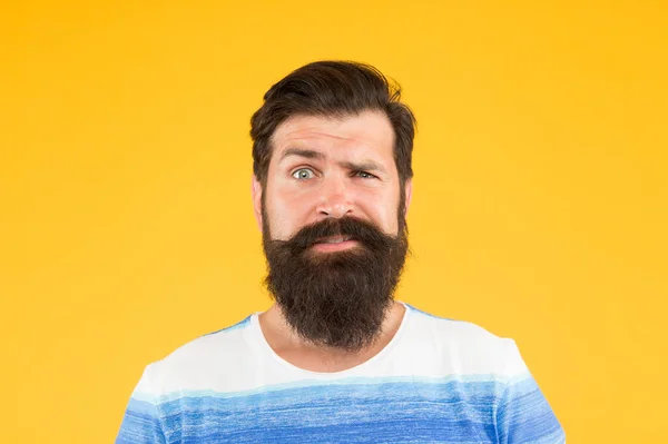 Barbearia a preparar-se. barba e cuidados com a pele. alegria e felicidade conceito. retrato de barbudo homem elegante. Um caucasiano brutal com bigode. hipster maduro com barba. espantado homem sem barba com barba — Fotografia de Stock