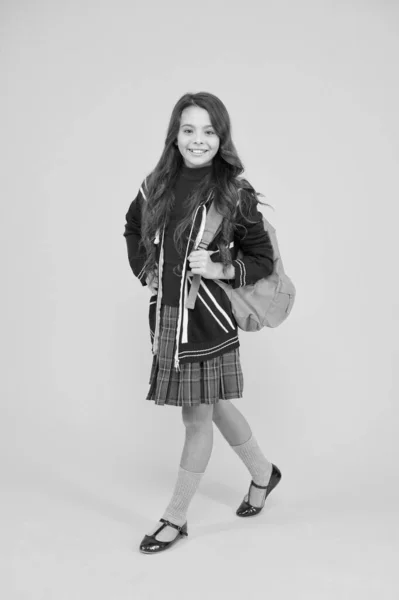 Zur Schule gehen. Reisekonzept. kleine Mädchen Uniform halten Rucksack. Kind mit englischer Flagge auf Jacke. Gehen Sie studieren nach England. Sprachen lernen. britisch school in england. Urlaub in Großbritannien — Stockfoto