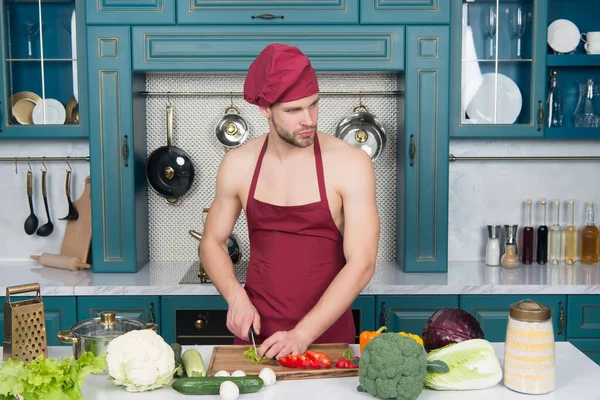 Il vegetariano ha un sapore migliore. Cucina sapori della natura. L'uomo barbuto ama cucinare cibo naturale. Sexy attraente cuoco nudo preparare verdure per cucinare. Cucinare cibo sano e gustoso. Ricette facili — Foto Stock