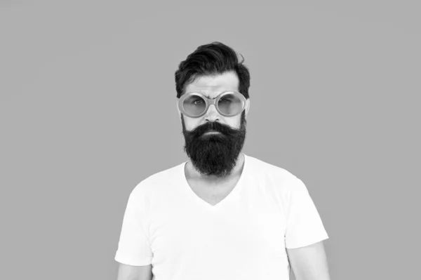 Conceito de proteção ultravioleta. Visão perfeita. Saúde dos olhos. Óculos de sol na moda. Estilo corajoso. Verão na minha mente. Modelo de óculos de homem. O bonitão usa óculos de sol. Hipster homem em óculos de sol na moda — Fotografia de Stock