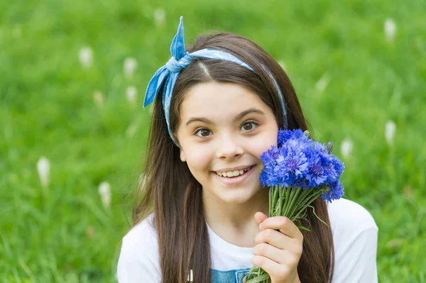 Sorri tão doce como a primavera. Criança feliz segurar flores ao ar livre. Arranjo de flores de primavera. Loja de flores. Dia de mulheres e mães. Férias. Salão de beleza. Sua primavera e olhar whos florescendo — Fotografia de Stock