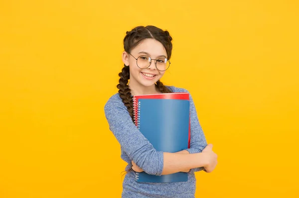 Biblioteket fokuserade på att utveckla kreativiteten. Glad flicka hålla bibliotek böcker. Går uppslagsverk. Skolbiblioteket. Kunskap och information. Bibliopol. Bokhandel. Bibliotek för barndomsfantasi — Stockfoto