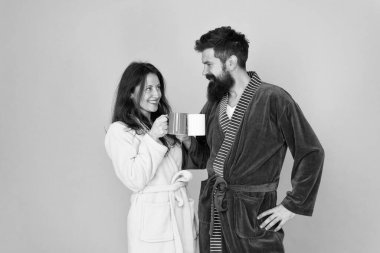 Aroma. Aile hayatının ilk adımları. Erkek ve kadın birlikte kahvaltı eder. Birbirine aşık çiftler çay içer. Sabah evde. Cübbe içinde rahat hissediyorum. Enerji kaynağı. Sabah kahveyle başlar.