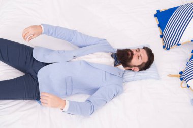 Damat partisinden sonra. Damat yatakta uyur. Damat kılığındaki sakallı adam. Bekar ya da nişanlı. Koca ya da yeni evli. Düğün kıyafetleri. Erkek giyim mağazası. Formalite ve parti kıyafeti. Damat için moda ve tarz