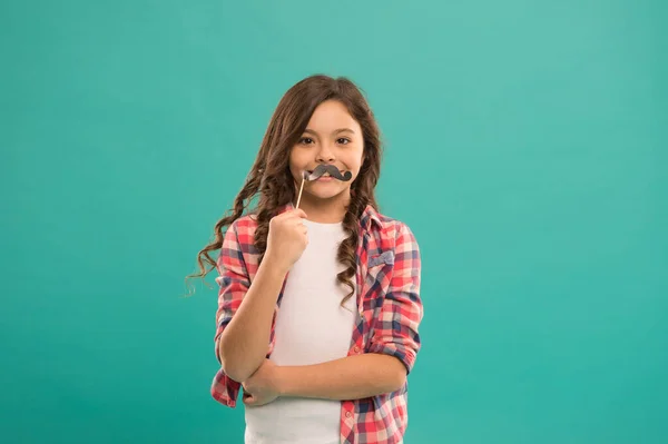 Mijn snor. Een klein kind houdt snorrekwisieten vast. Klein meisje met fotoband rekwisieten op stok. Feestartikelen en accessoires. Perfecte rekwisieten voor verjaardagsfeest. Zomervakantie concept. Rollenspel — Stockfoto