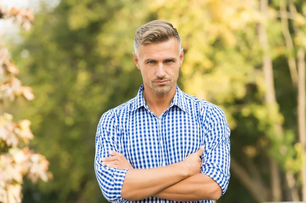 Cabelo bem tratado. Um tipo casual de camisa xadrez. padrões de beleza masculina. moda casual para homens. barbearia direita faz o seu futuro. cabelo grisalho. homem adulto com as mãos cruzadas. cheio de confiança — Fotografia de Stock