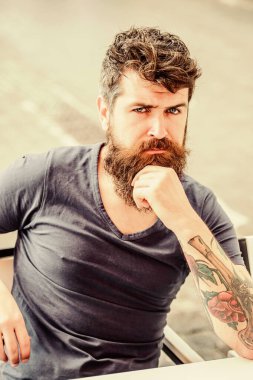 Sakallı ve bıyıklı adam düşünceli sorunlu. Zor bir karar verirken. Sakallı adam konsantre surat. Hipster sakallı düşünceli ifade ile. Düşünceli ruh hali kavramı. Önemli yaşam seçimleri yapma