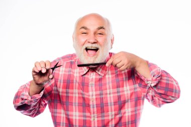 Uzunluğu güzel. Tecrübeli berber kaliteli berber ekipmanlarını takdir eder. Büyüyen sakal. Berber dükkanı konsepti. Yaşlı, sakallı, yakışıklı büyükbaba alet stili sakal kullanıyor. Erkek güzeli. Sakal kes