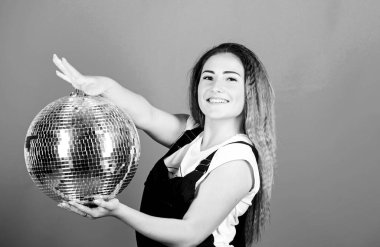 Dans edelim. Gece hayatı konsepti. Eğlenmeye hazırım. Doğum günün kutlu olsun. Disko dansı. Tatili kutluyoruz. tatil eşyaları. Etkinlik yöneticisi. Disko toplu kız. parti katılımcısı